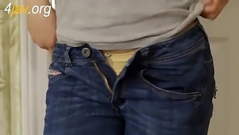 A Friendly Encounter With A Korean Girl Turns Into A Steamy Session