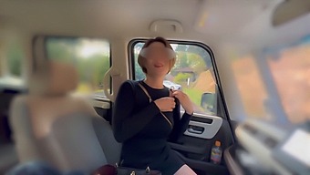 アマチュアが屋外のオナホールに加わり、グループセックスと顔射をする